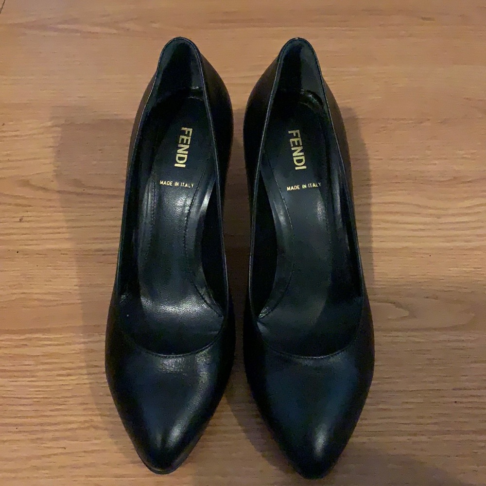 ❤️ Authentic FENDI Black Pumps